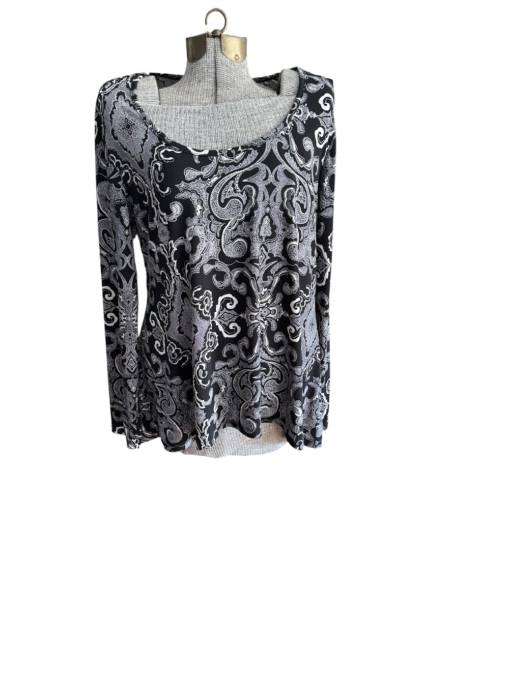 Grace Black & white Paisley hi- Lo Long-Sleeve Top